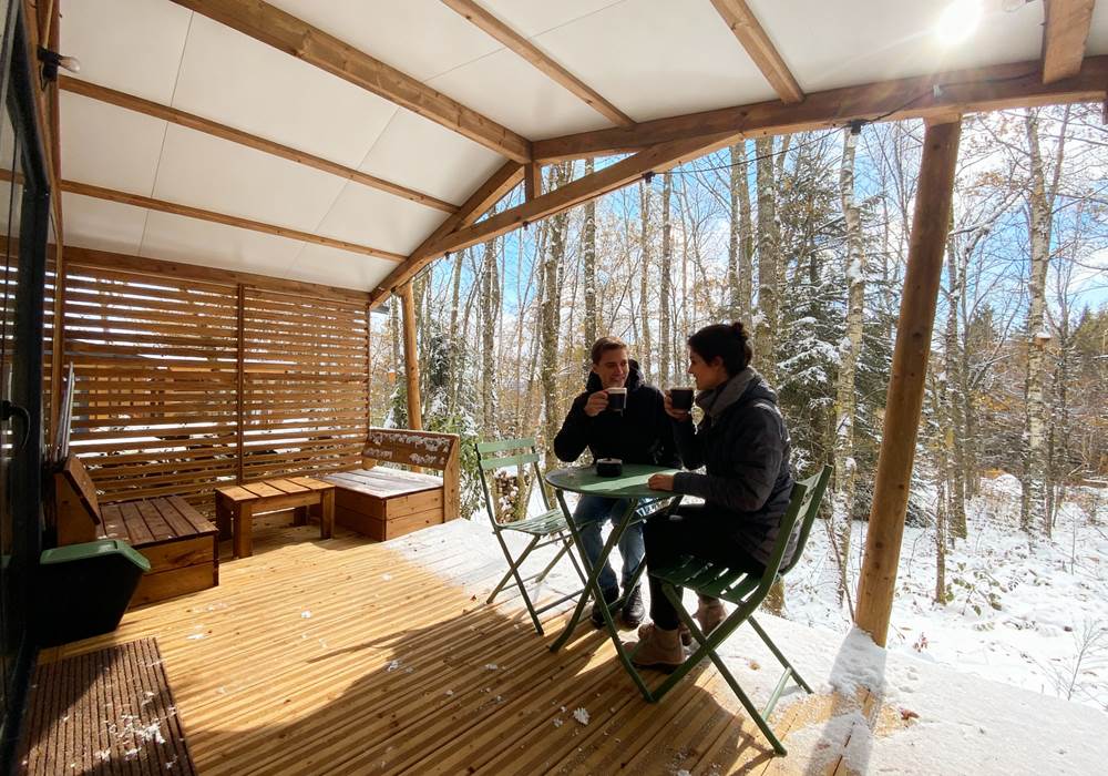 Terrasse couverte avec vue sur la forêt