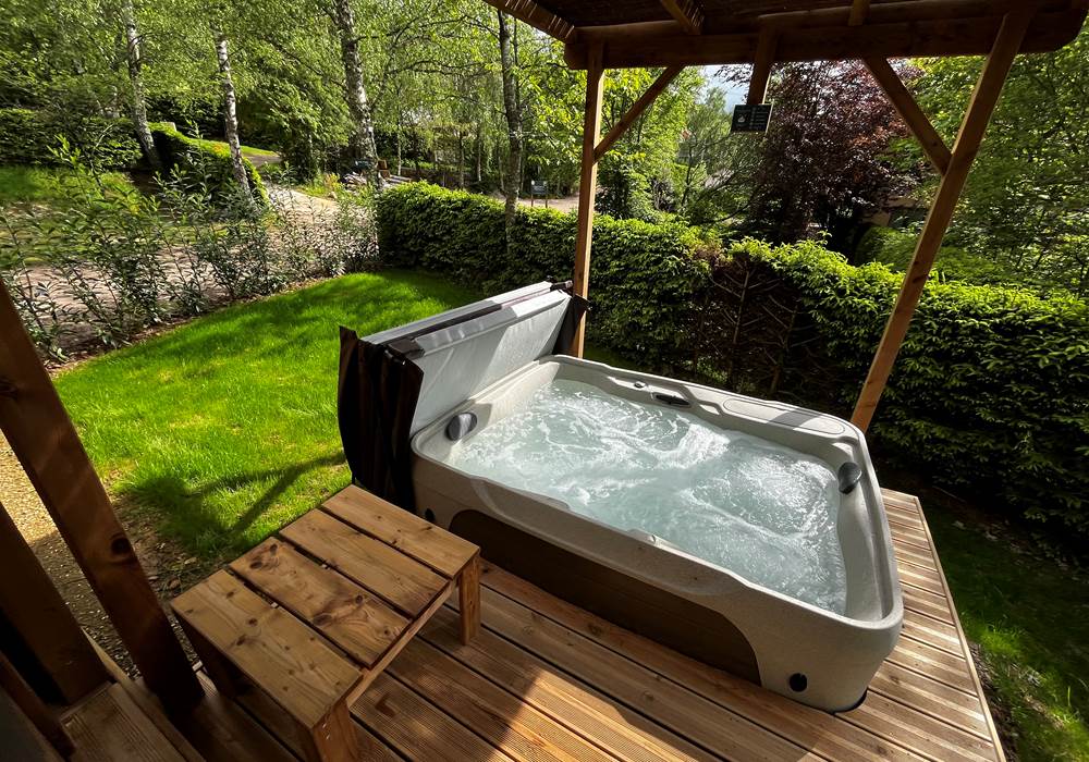 Spa privatif chauffé à 38°C avec vue sur la Forêt