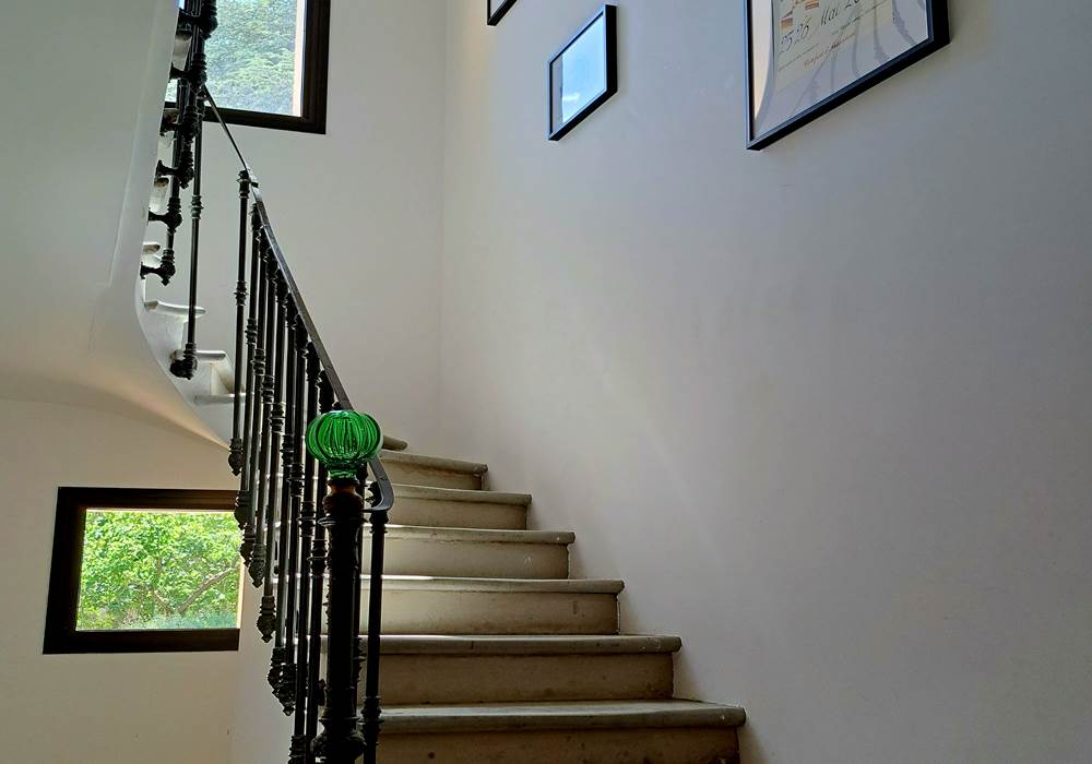 Escalier d’accès aux chambres d’hôtes des Gîtes de Monte Blanco à Montblanc près de Pézenas