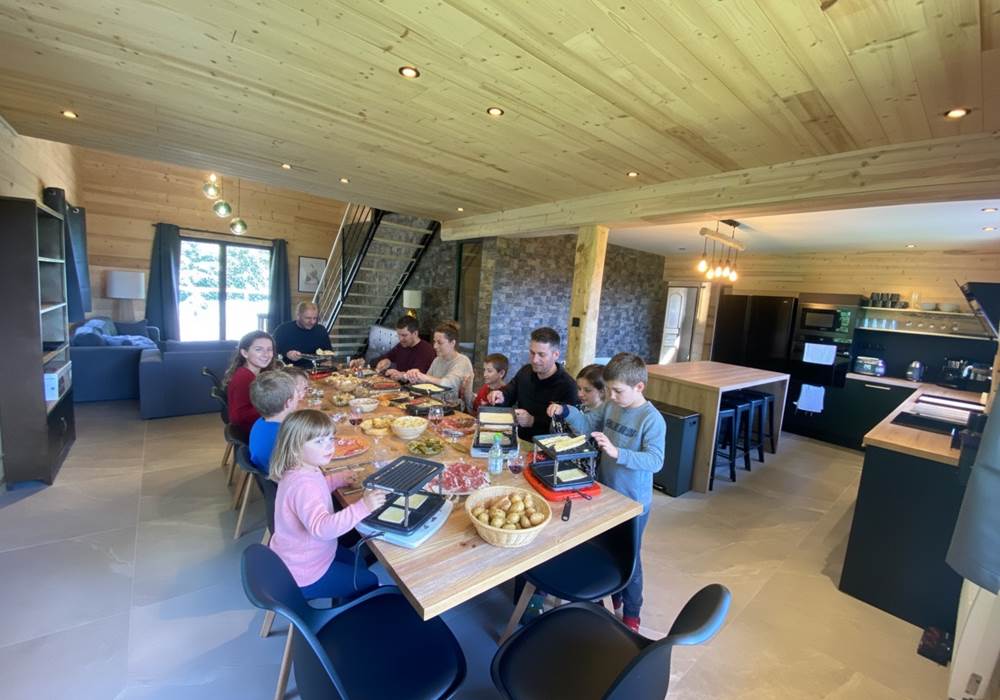 Séjour avec une Grande table familiale