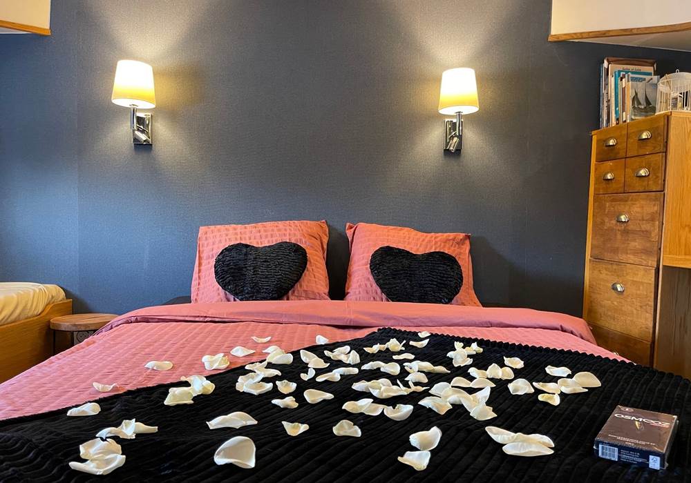 Décoration romantique de la cabine Tarn et petit cadeau surprise pour les amoureux