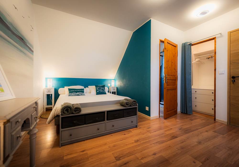 Chambre plage du Loch: le lit, le dressing et la salle de bain