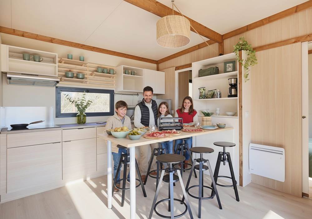 Coin repas avec sa cuisine toute équipée