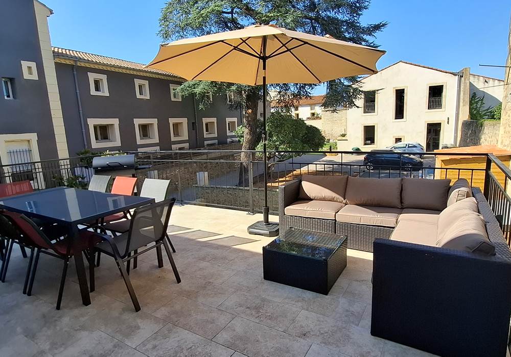 Salon de jardin sur la terrasse du gîte Le Pressoir à Montblanc, vue dégagée entre Béziers et Cap d’Agde.