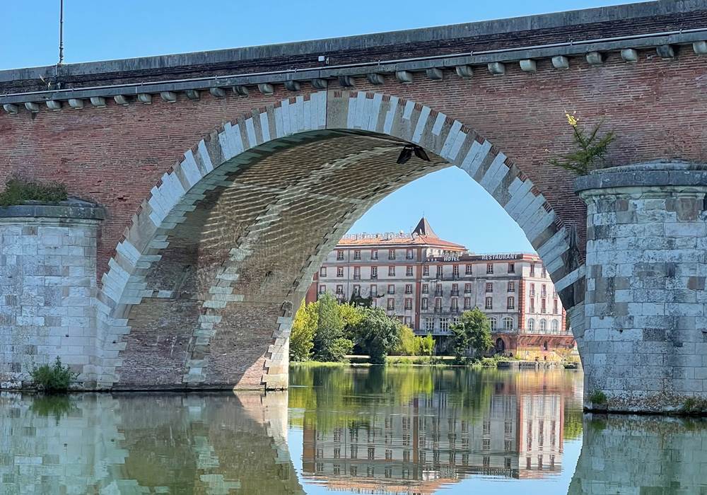 Moulin de Moissac vu à travers une arche du Pont Napoléon