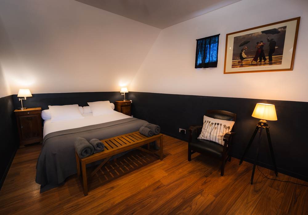 chambre les danseurs: le lit queen size