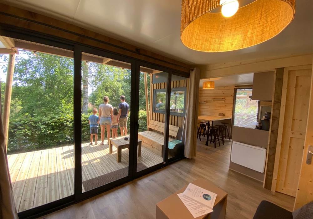 Salon avec vue sur la terrasse couverte