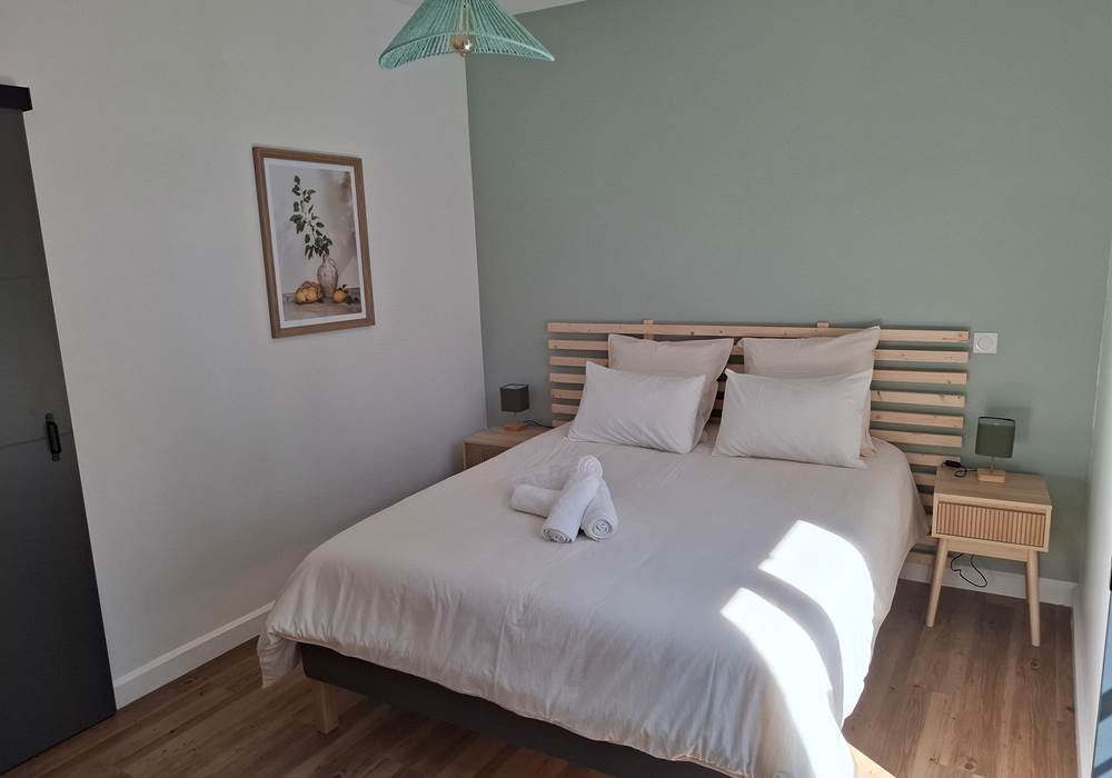 Chambre double du gîte Le Pressoir à Montblanc, décor chaleureux et apaisant.