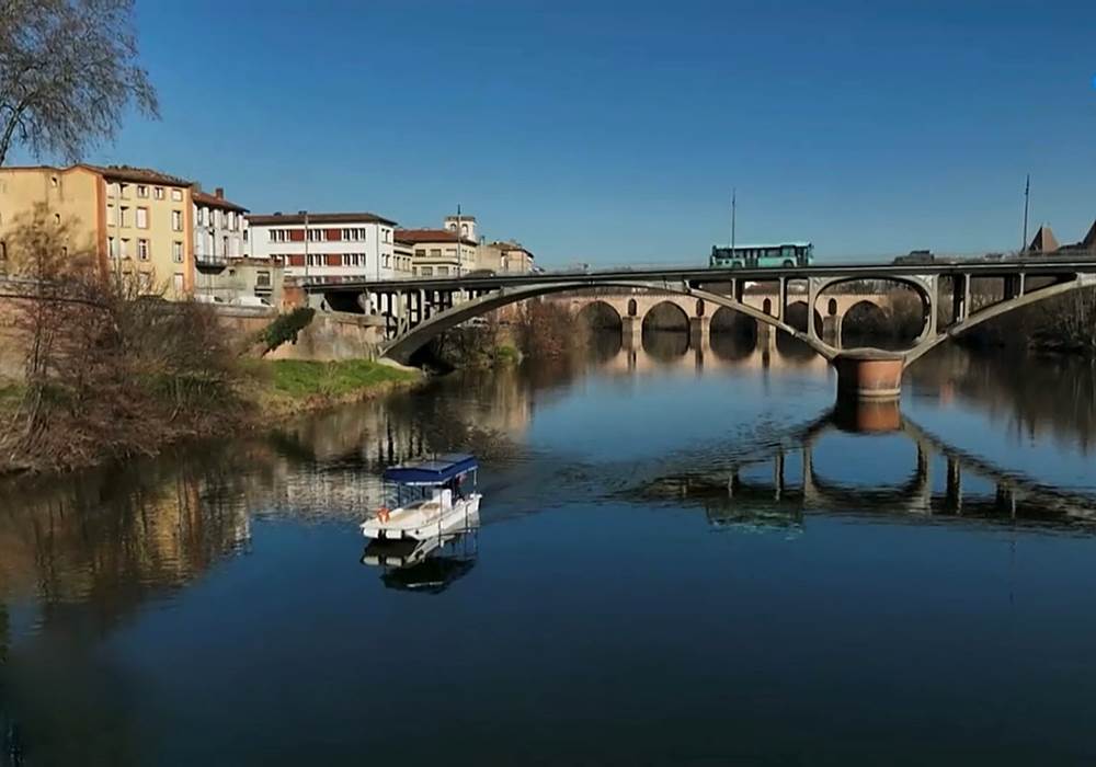 Helios Confluences évoluant sur le Tarn en centre ville de Montauban
