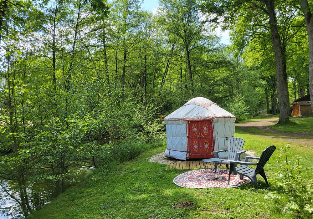 <img src="images/mini-yourte.jpg" alt="Mini yourte à Huriel – hébergement insolite en Auvergne" />