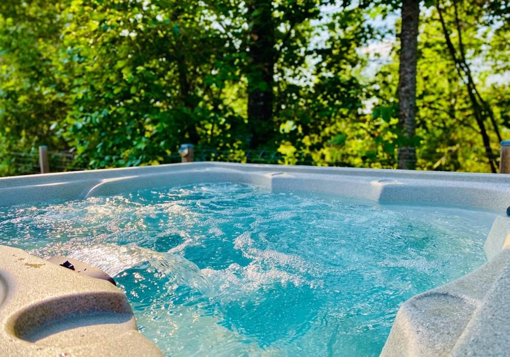 Spa privatif chauffé à 38°C avec vue sur la forêt
