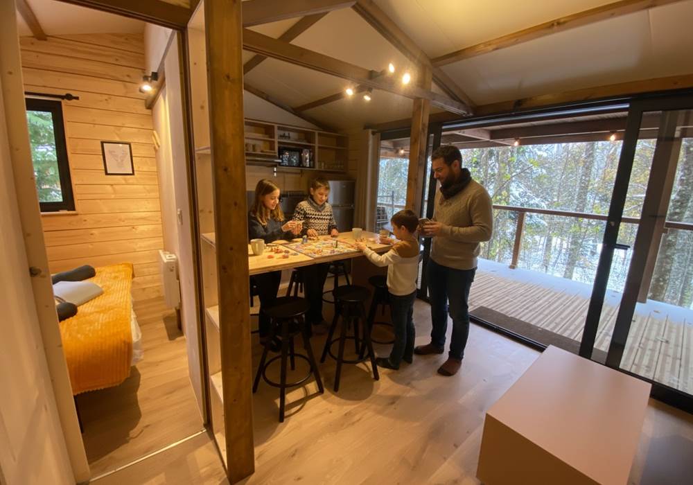 Coin repas avec vue sur la forêt