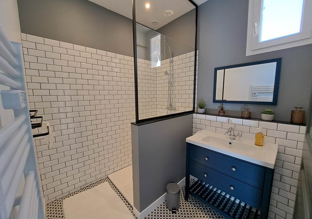 Salle de bain moderne du gîte Le Ramonetage.