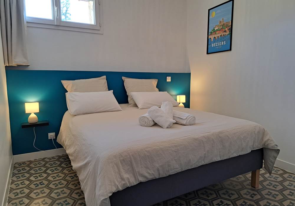 Deuxième vue de la chambre bleue du gîte Le Ramonetage.