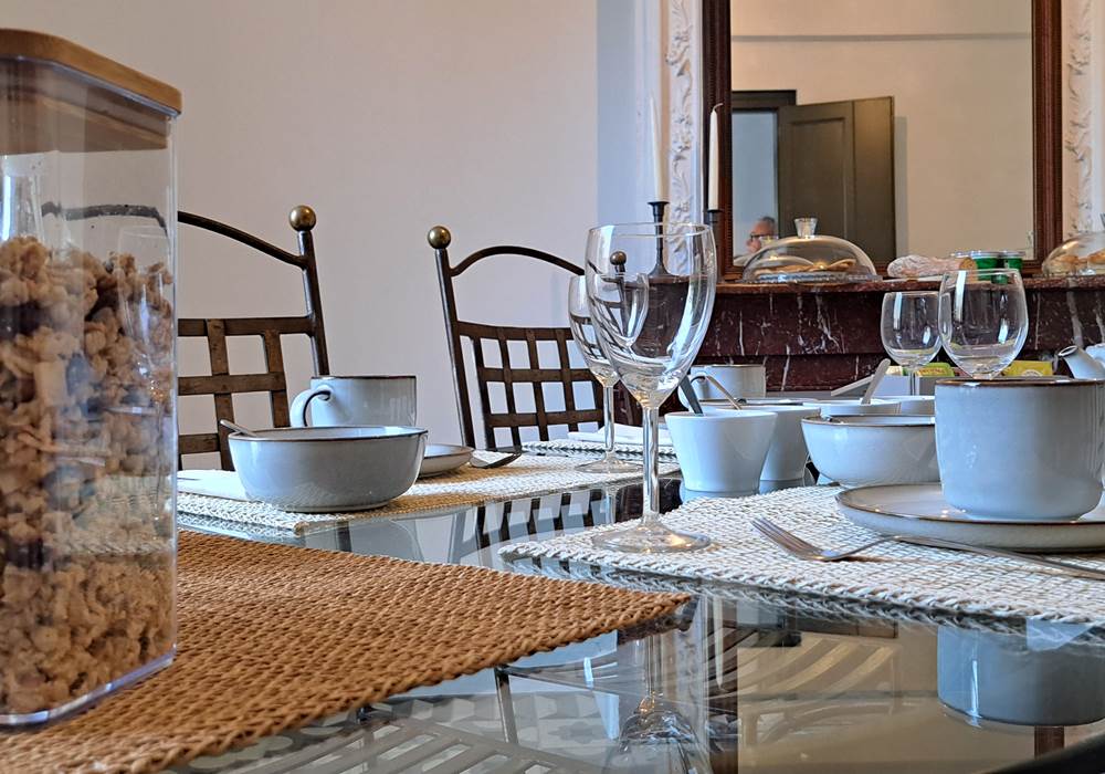 Petit-déjeuner servi aux Gîtes de Monte Blanco – produits frais et ambiance chaleureuse près de Pézenas