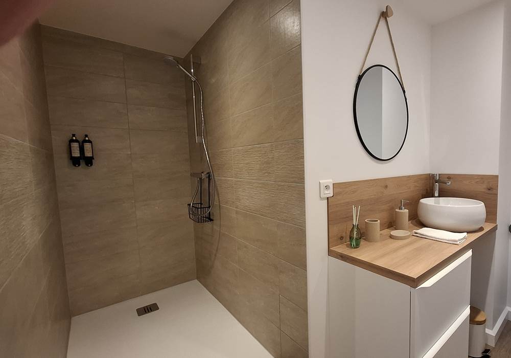 salle-de-bain-chambre-bleue-douche-italienne-montblanc