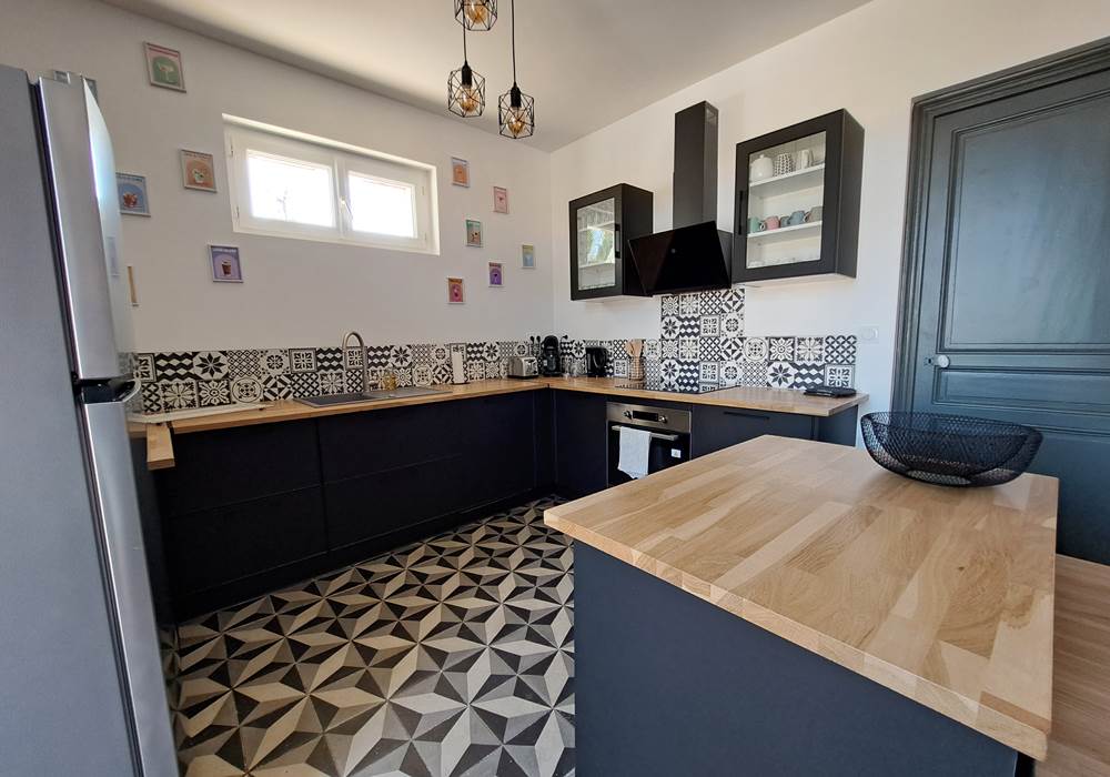Cuisine équipée moderne du gîte Le Ramonetage.