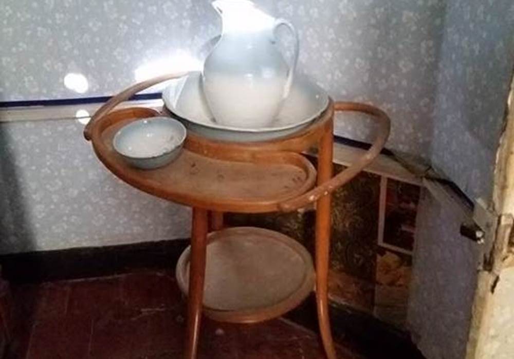 Mobilier ancien avec poterie
