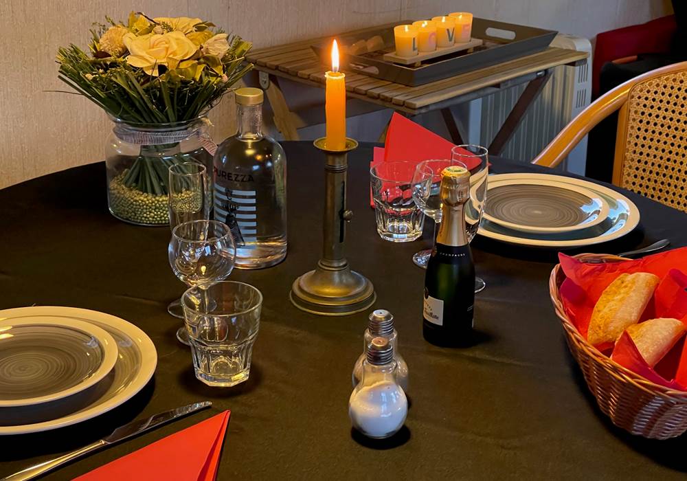 Table romantique dressée en cas de repas à bord