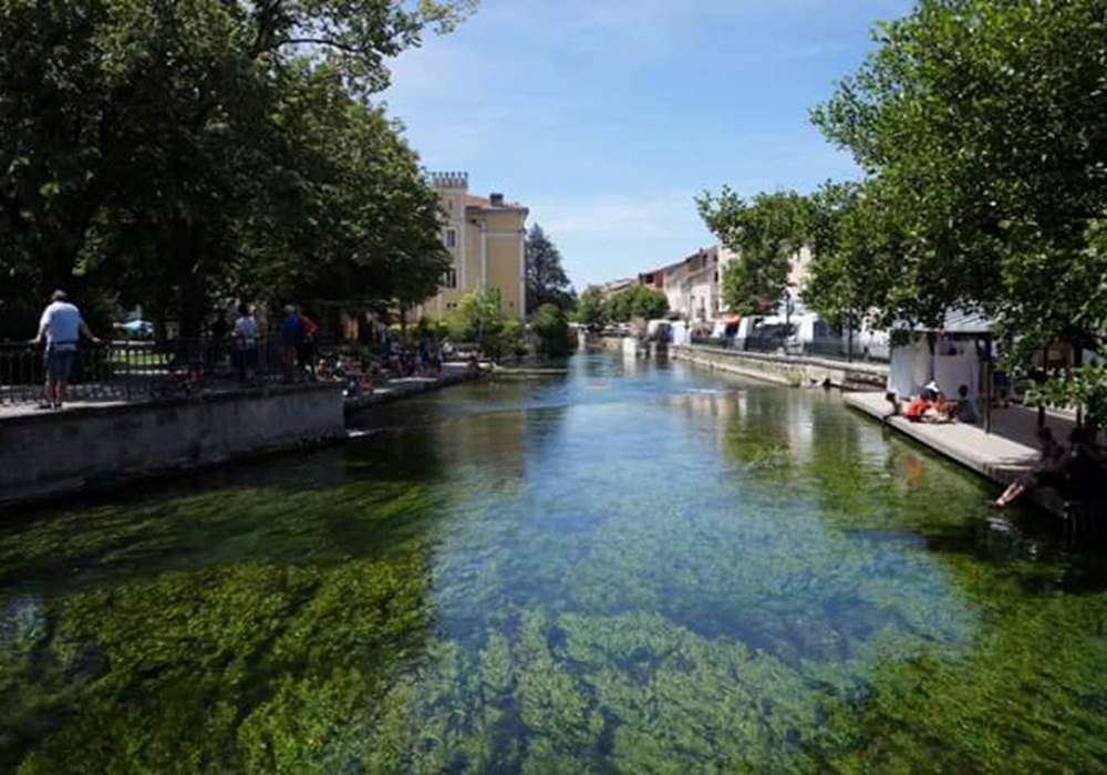 la sorgue derrière le jardin de la caisse d'épargne