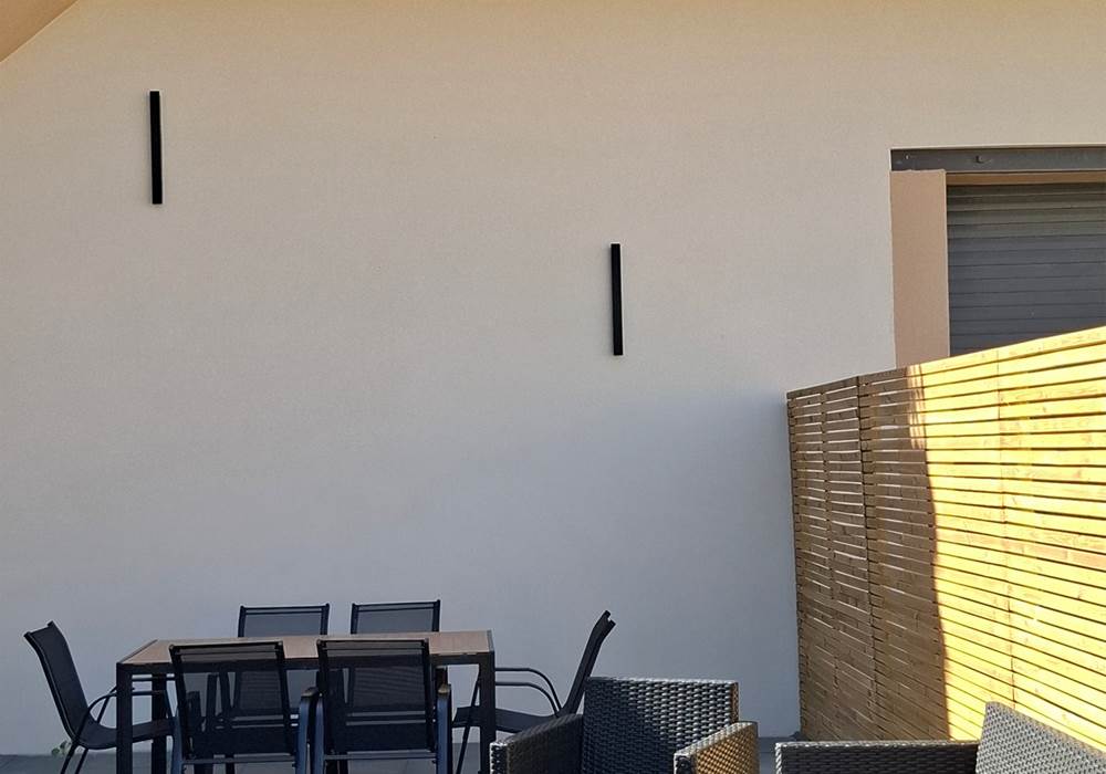 Terrasse extérieure du gîte Le Ramonetage à Montblanc près de Béziers.