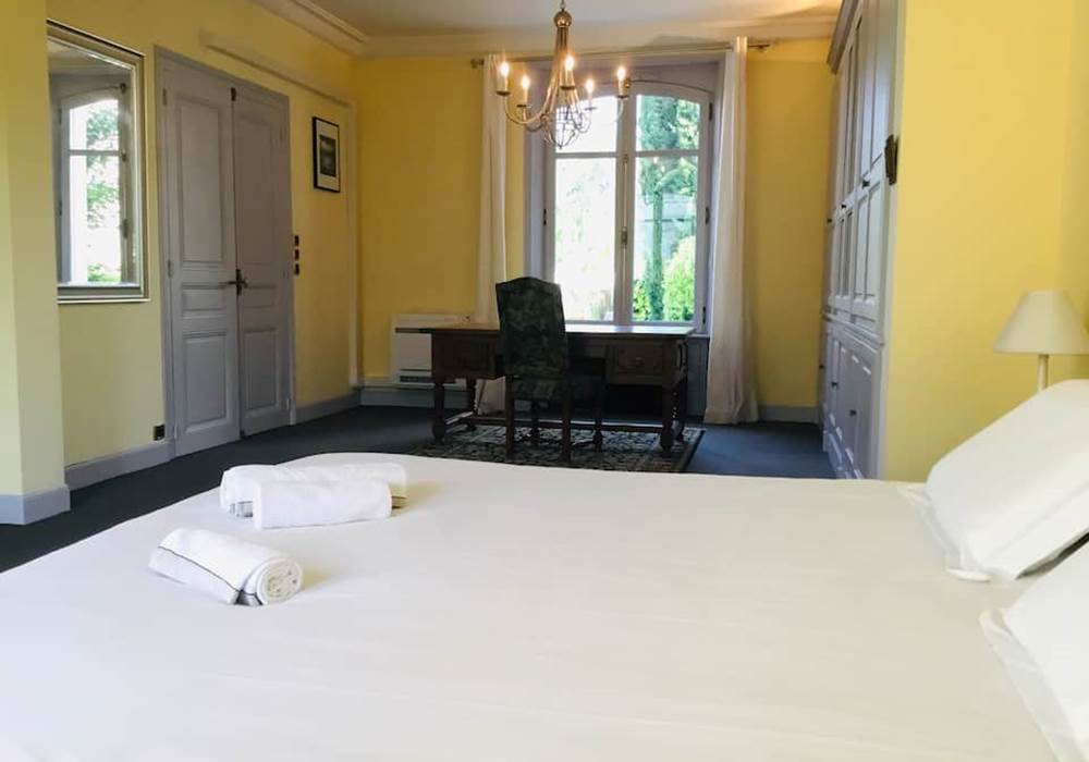 Cirsé: chambre traversante de 30m2, lit King size au RDC