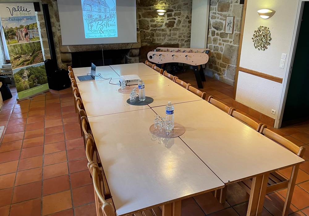 Salle de réunion de travail au Gîte et Hostel Le Ty Bihui-Bretagne Vallée du Blavet