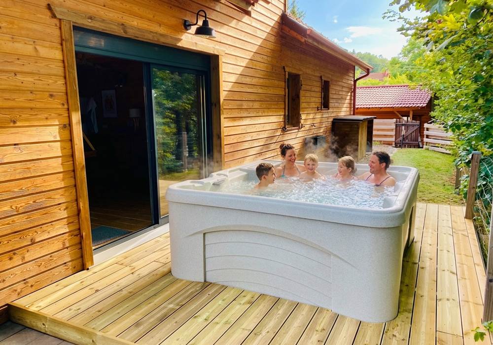 Spa privatif chauffé à 38°C avec vue sur la forêt
