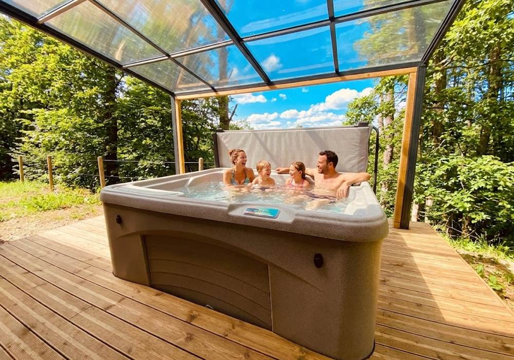 Spa privatif chauffé à 38°C avec vue sur la forêt