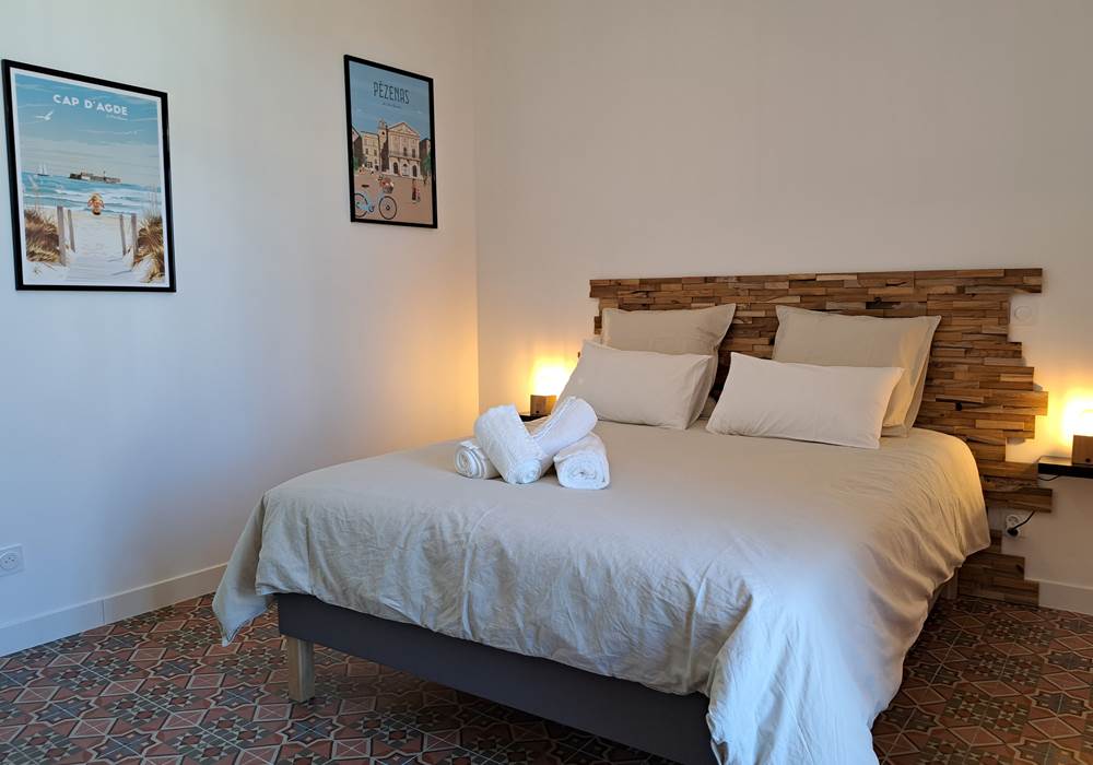 Deuxième vue de la chambre côté jardin du gîte Le Ramonetage.