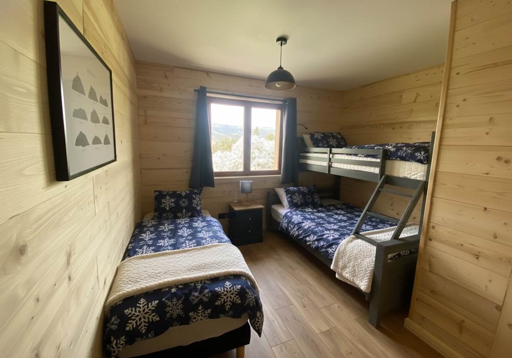 Chambre enfants avec un lit double, un lit simple et un lit à étage