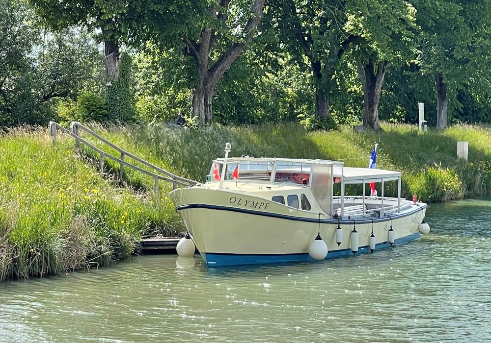 La vedette fluviale Olympe à son débarcadère, près de l'Ecluse du Tarn et des Cabanes du Port