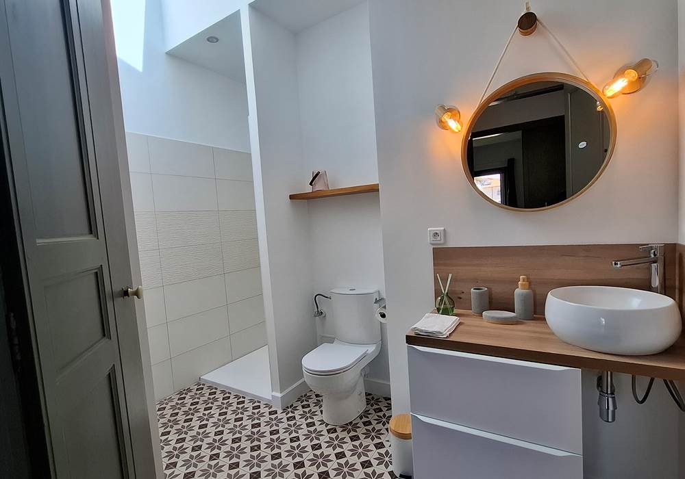 chambre-pastelle-salle-de-bain-complete-montblanc-herault