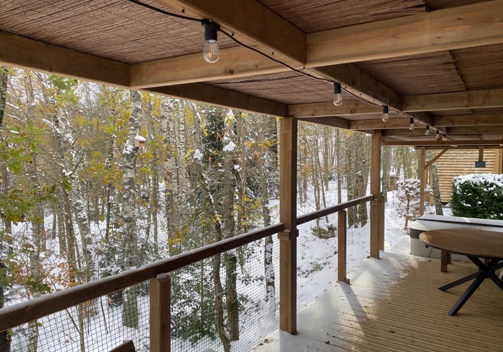 Grande terrasse couverte avec vue sur la forêt