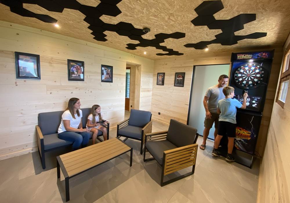 Salle de jeux avec jeu de fléchettes professionnel et Karaoké