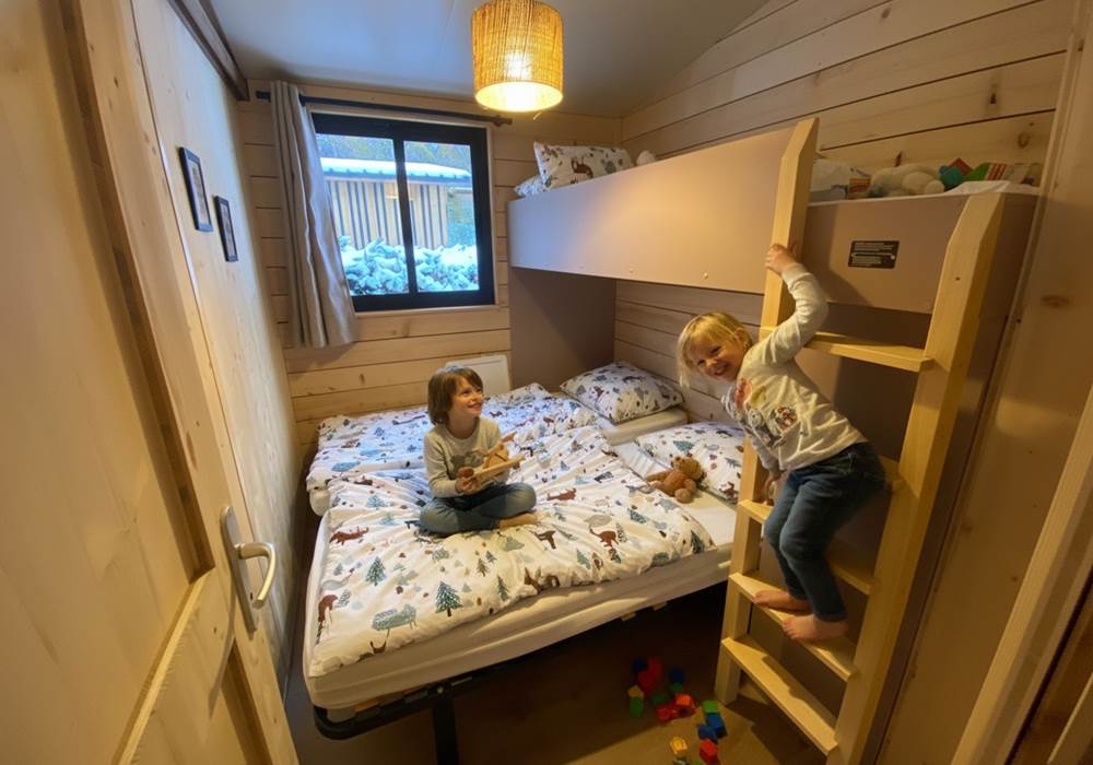 Chambre avec deux lits simple et un lit à étage