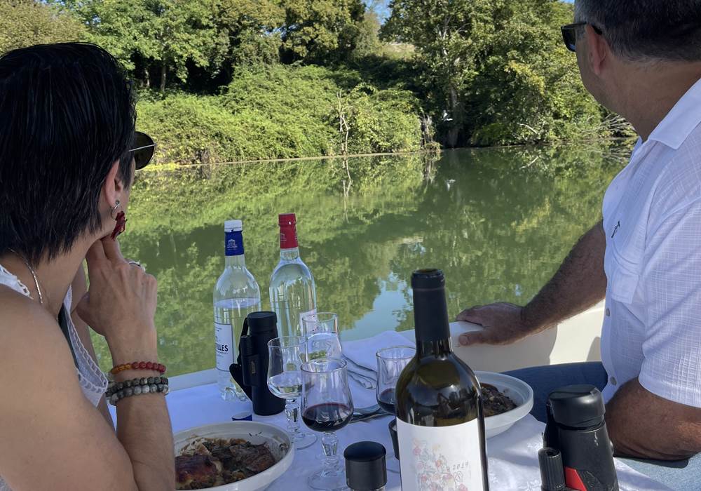 Couple durant un déjeuner croisière sur le Tarn
