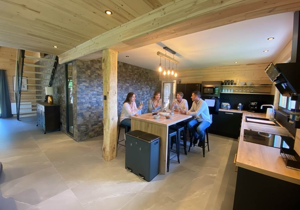 Grande cuisine toute équipée avec îlot central