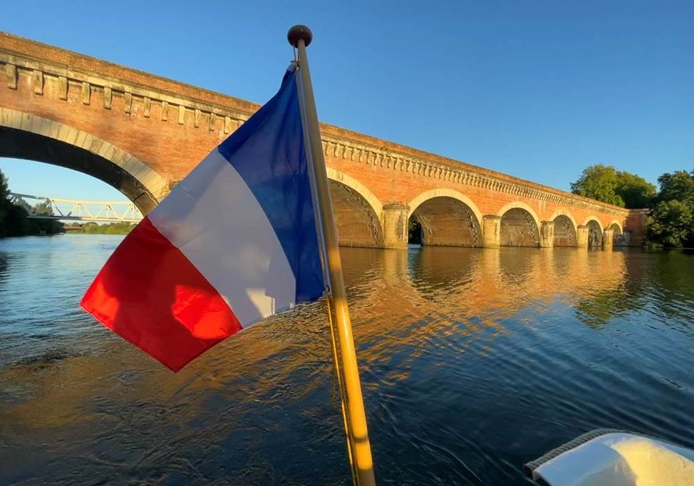 le+pont+canal+du+cacor+enjambe+le+tarn+de+ses+15+arches+à+moissac