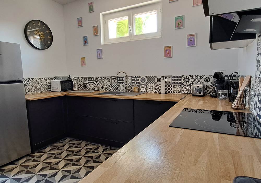 Vue complémentaire de la cuisine du gîte Le Ramonetage.