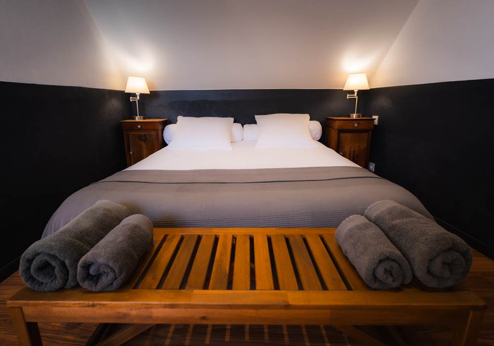 Chambre les danseurs:  le lit queen size