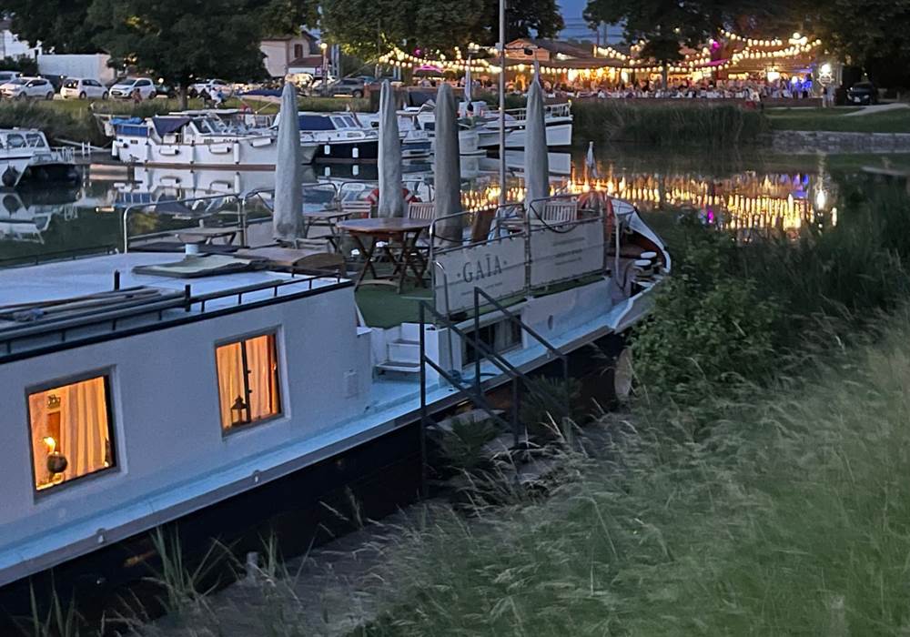 La nuit tombe sur la Péniche Hôtel Gaïa à Port Canal Montauban