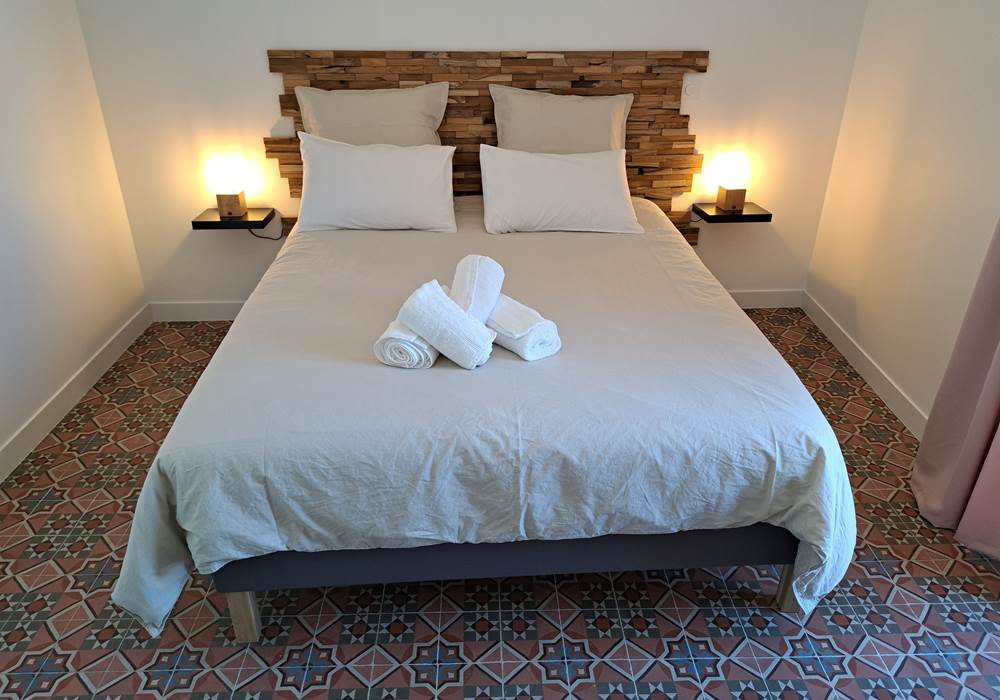 Chambre lumineuse côté jardin du gîte Le Ramonetage.