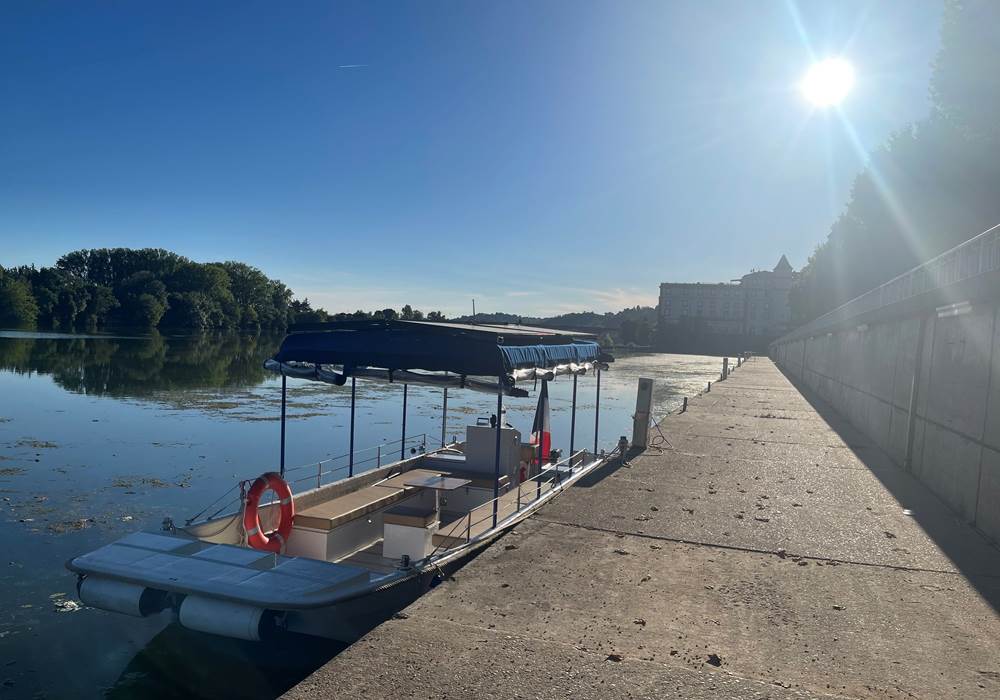 Helios Confluences amarré au quai de l'Uvarium à Moissac