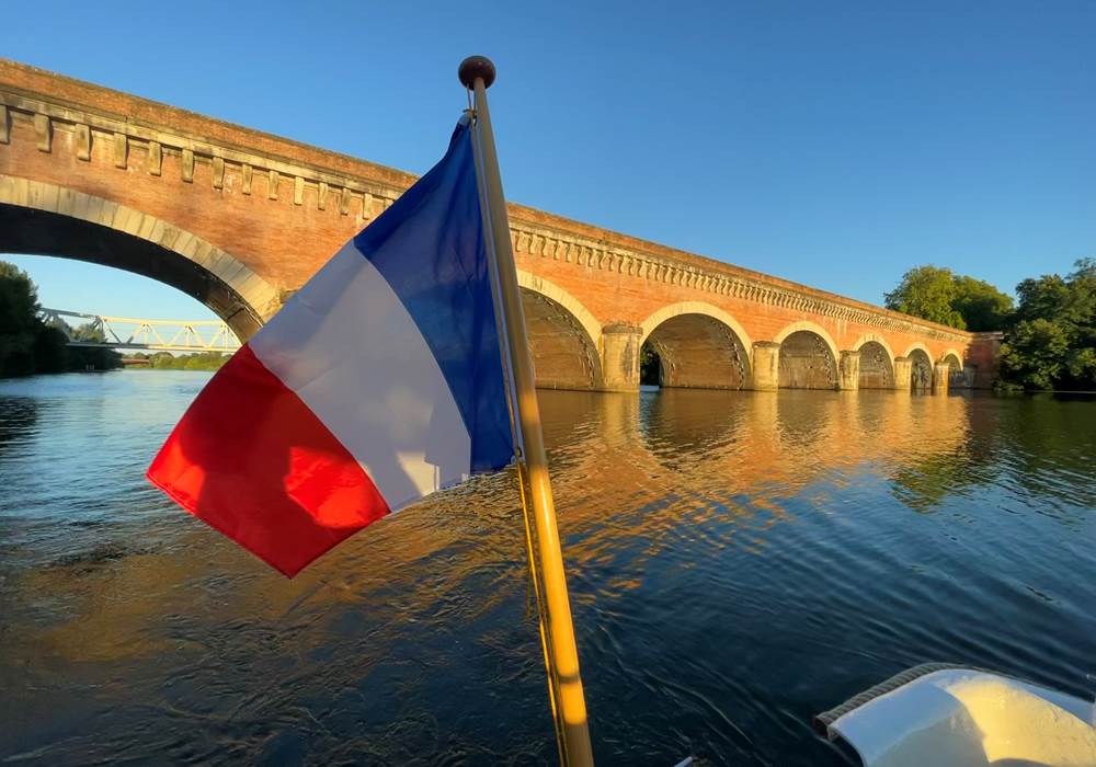 Le Pont Canal du Cacor enjambe le Tarn de ses 15 arches à Moissac