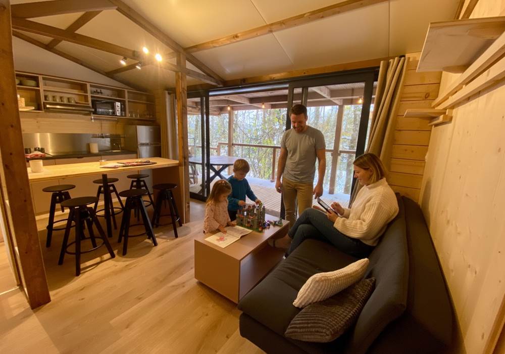 Coin séjour avec vue sur la forêt