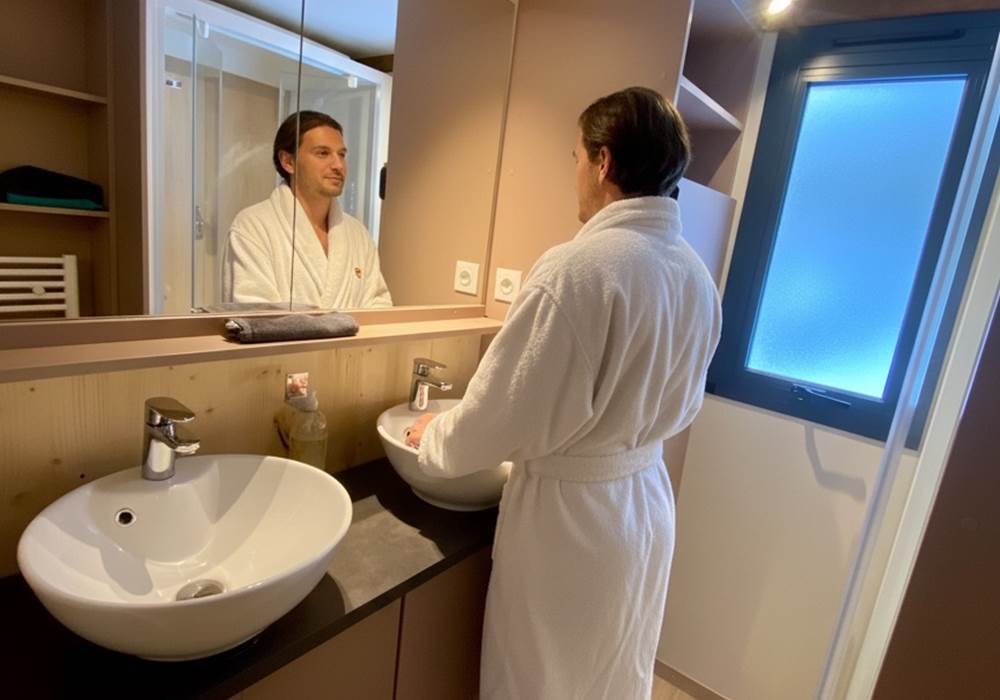 Salle de bain avec douche à l'italienne et double vasque