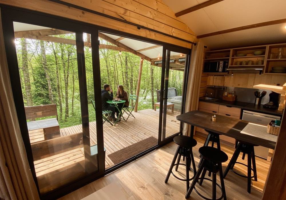 Grande baie vitrée donnant sur la terrasse couverte