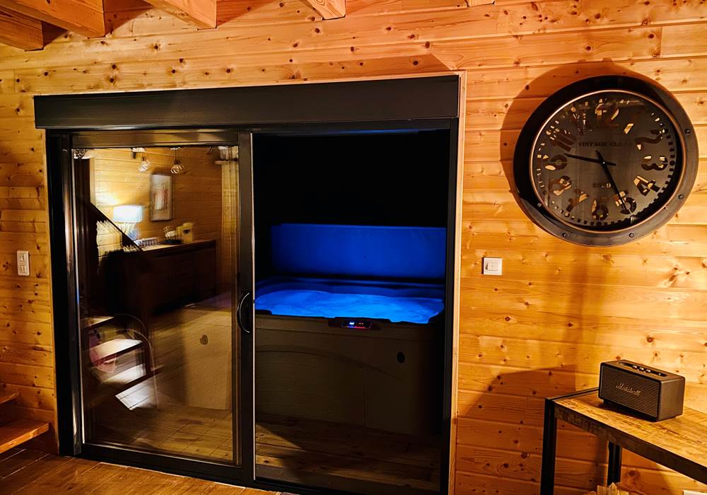 Spa privatif chauffé à 38°C vue sur la forêt