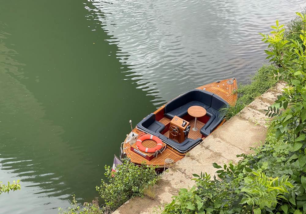 Daphné amarré sous le Pont Vieux, pour une surprise romantique inoubliable